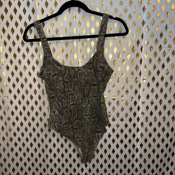 💖5/$40 Green snakeskin bodysuit size L - Picture 1 of 3